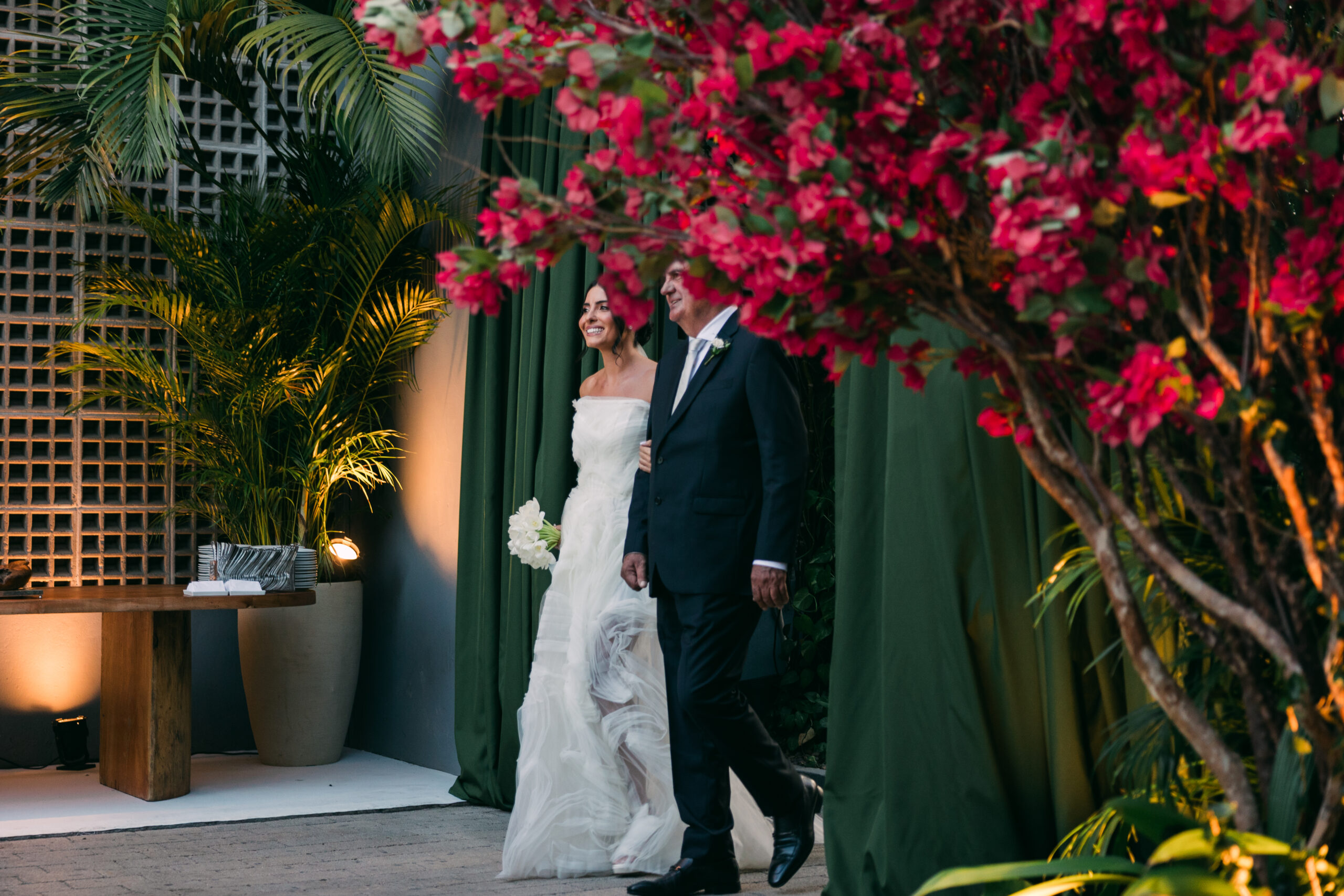 Noiva entrando com o pai em cerimônia de mini wedding no Exc, Jardim Botânico, Rio de Janeiro