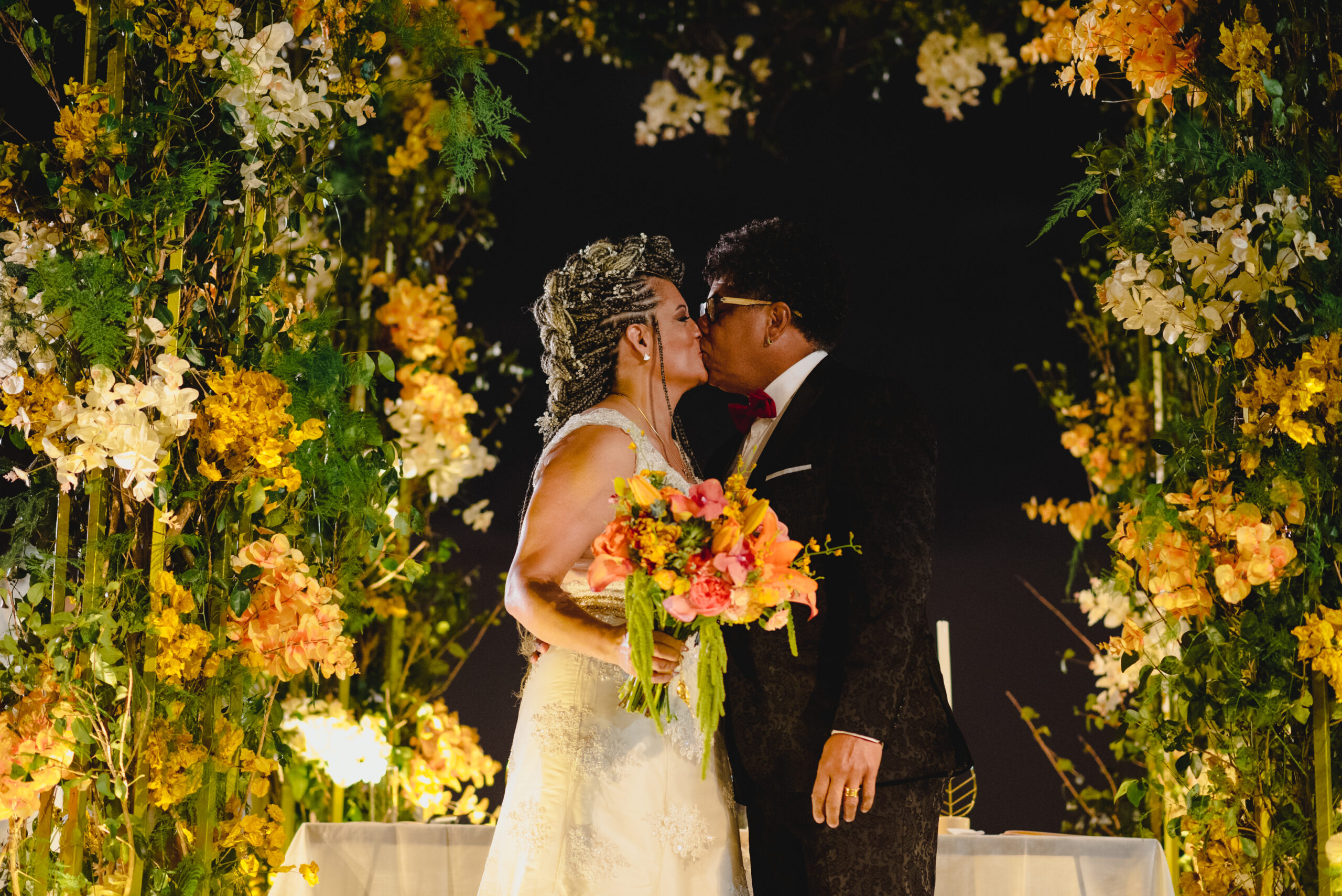 Casal se beijando em celebração de bodas de casamento no Exc, Jardim Botânico, Rio de Janeiro