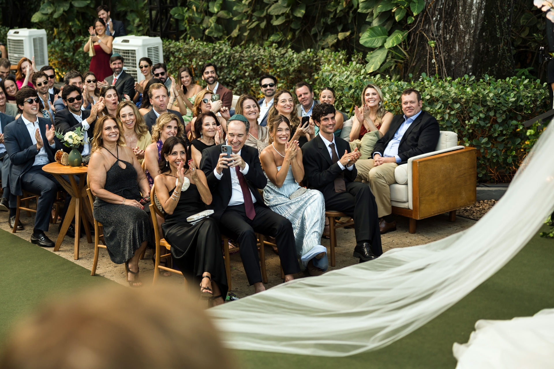 Convidados acompanhando cerimônia de mini wedding no Exc Rio, Jardim Botânico